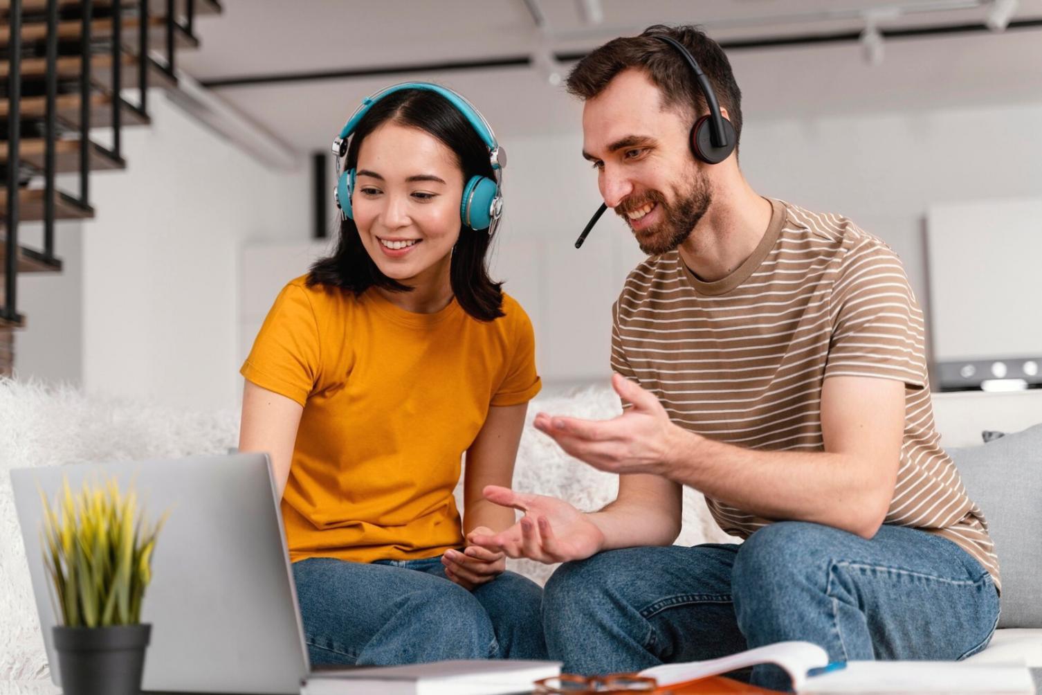 Environnement de travail moderne avec documents financiers
